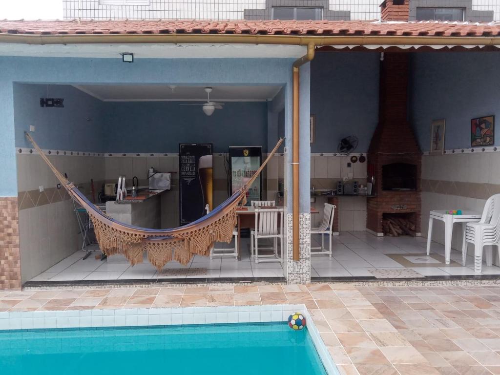 大普拉亚Pousada Aconchego na Praia的游泳池旁带吊床的天井