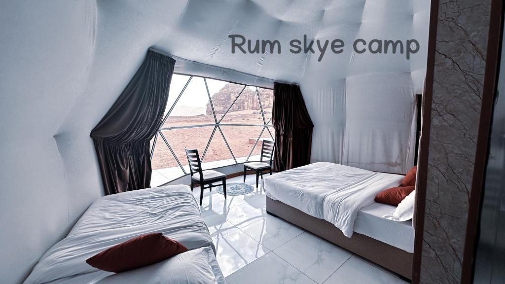 瓦迪拉姆Rum Skye camp的带镜子的客房内的两张单人床