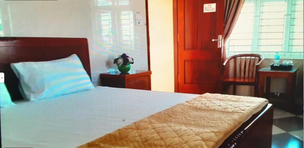 Ngô XaNhà nghỉ Thanh Bình的卧室配有1张床、1张桌子和1把椅子