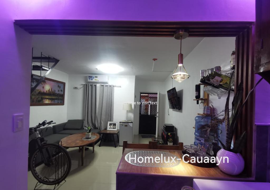 卡瓦延市Homelux Transient House的客厅配有沙发和桌子