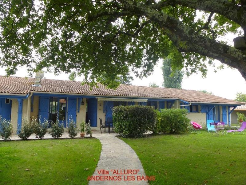 安德诺莱斯贝恩Villa Alluro的前面有草坪的蓝色房子