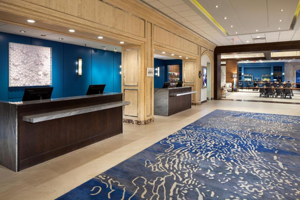 休斯顿The Westin Oaks Houston at the Galleria的一个带蓝色墙壁的办公室大堂