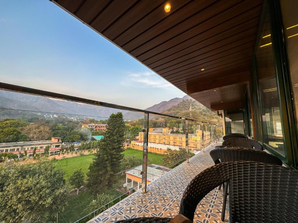 瑞诗凯诗Green View by Green Tree Hotels的房屋的阳台享有风景。