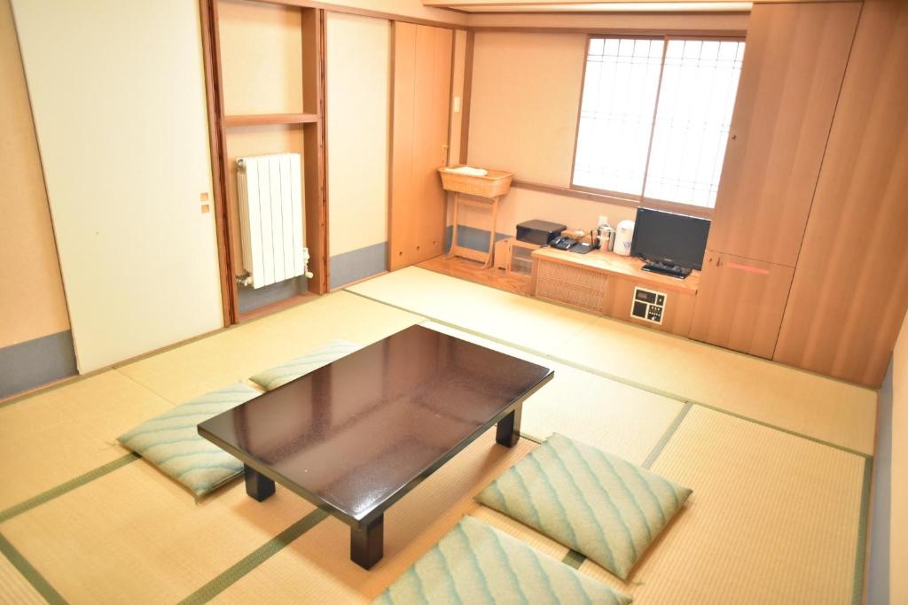 端岛Hashima - Hotel - Vacation STAY 52664v的大房间,配有桌子和两把椅子