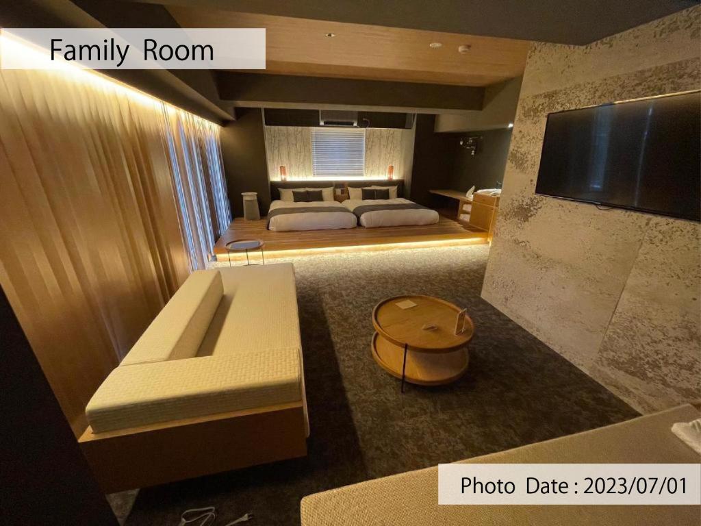 东京HOTEL TOMOS ASAKUSA的一间大卧室,配有一张大床和一台电视