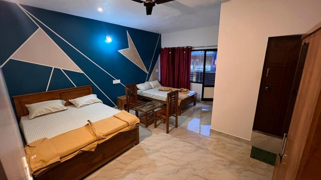 BhāgamandalaLucky star hotel的一间卧室配有一张床和一张书桌