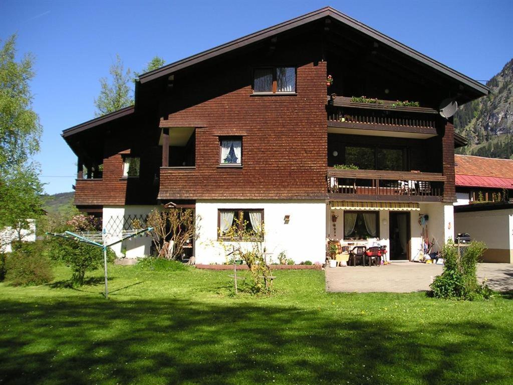 巴特欣德朗Landhaus Schanzblick的一座大型砖屋,前面有一片绿色草坪
