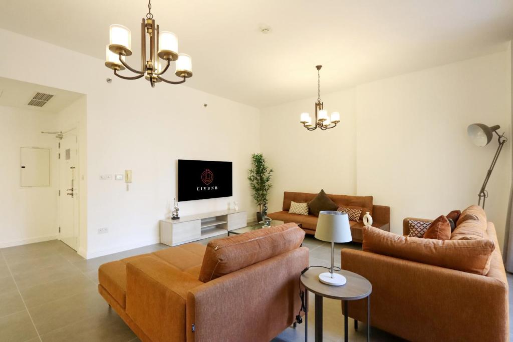 迪拜Livbnb- Homely 3+1 in Heart of JBR, Close to Beach的客厅配有两张沙发和一台电视机