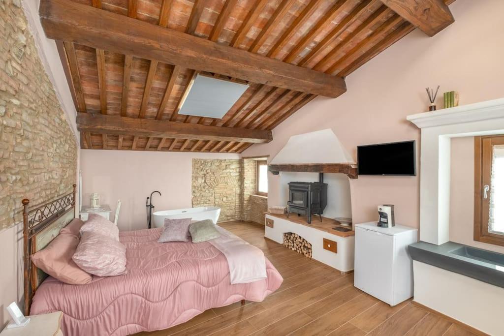 维科皮萨诺Casa Serena的一间卧室配有一张床和一台平面电视