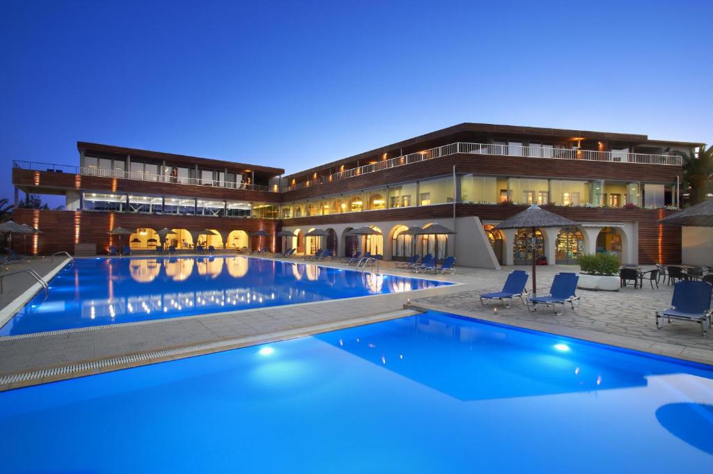 梅塔诺佛希斯蓝海豚酒店的大楼前的大型游泳池