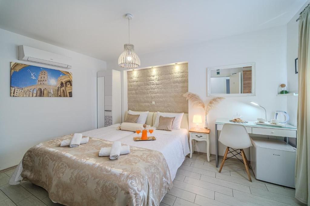 斯普利特Central Split rooms and apartments Paese的酒店客房配有两张床和一张书桌