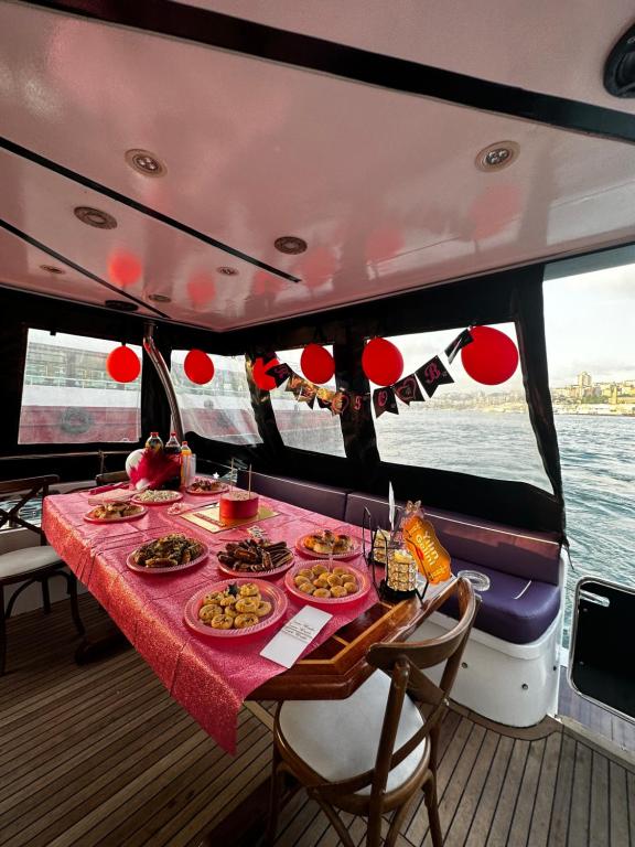 伊斯坦布尔ESESYATTURİZM的船上带食物盘的桌子