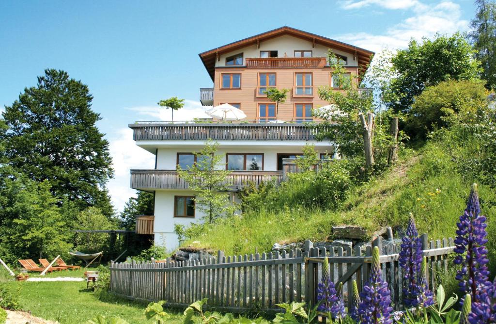 塞默灵Panoramahotel Wagner - Das Biohotel am Semmering的山顶上带围栏的房子