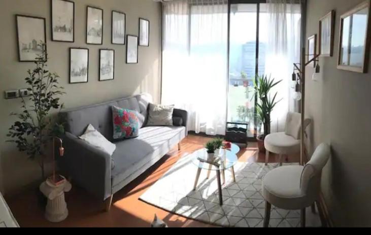 圣地亚哥Luminosa habitacion con baño privado en el centro de Providencia的客厅配有沙发和桌子