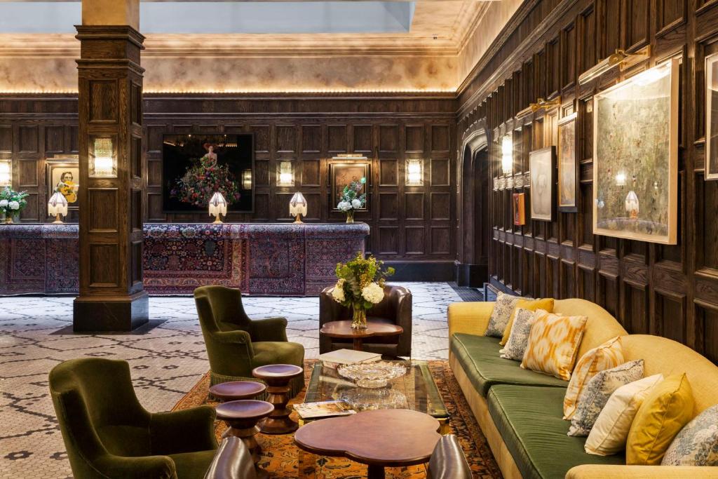 纽约The Beekman, A Thompson Hotel, by Hyatt的大堂设有绿色的沙发和椅子
