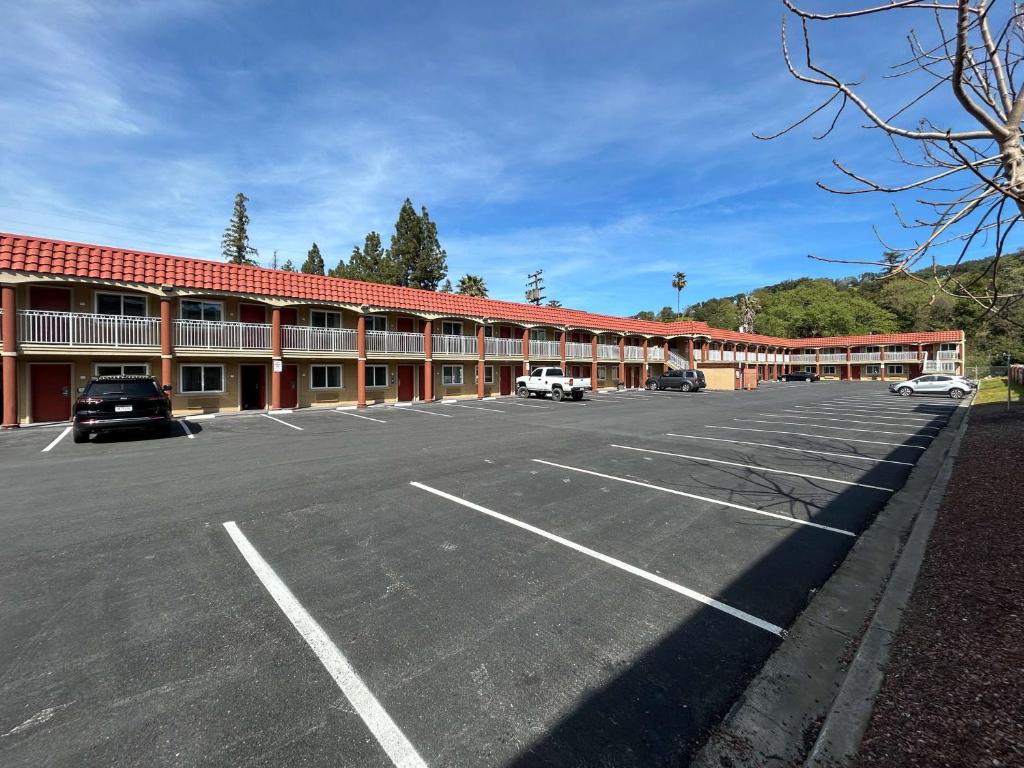 马丁内斯Motel 6 Martinez, CA的大型建筑前的停车场