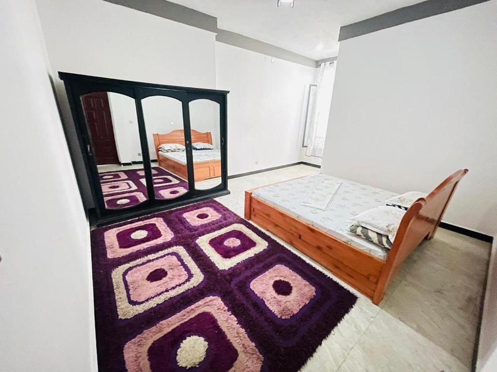 MutumbaEddy's的一间小卧室,配有床和地毯