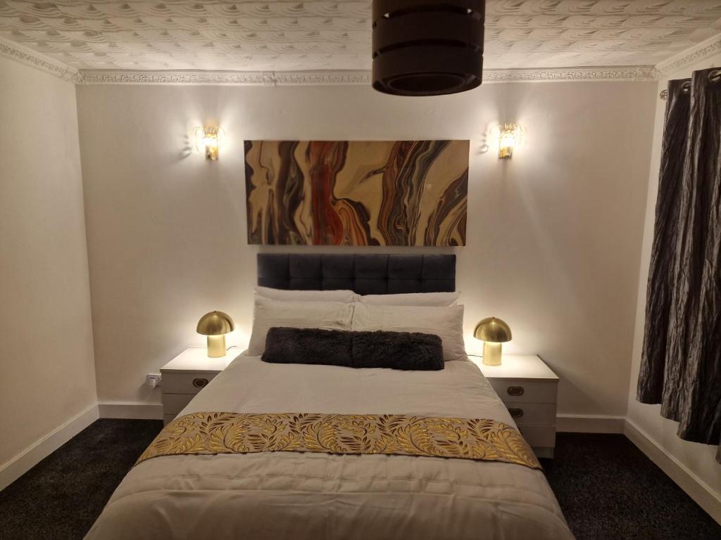 BuckinghamshireSteyn Guest Lodge的一间卧室配有一张带2个床头柜的大床