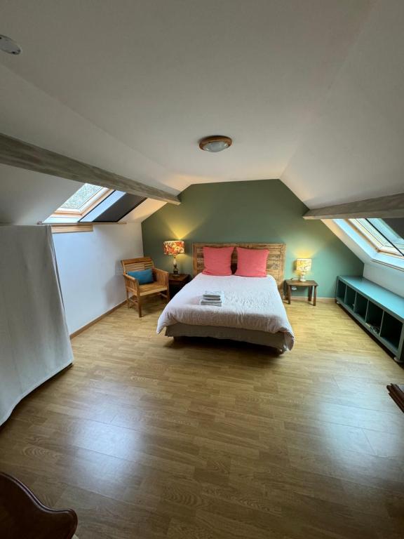LimerayDomaine de La Clef des Champs的一间卧室配有一张带两个红色枕头的床