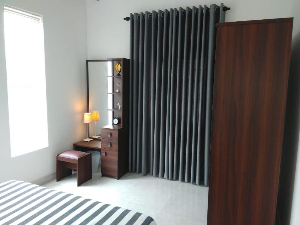 OpataMillennium Elite的一间卧室配有一张床、梳妆台和镜子