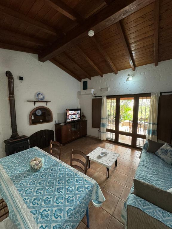 穆拉沃拉L'Uliveto HOLIDAY HOUSE -Casa Vacanze Indipendente-的客厅配有桌子和沙发