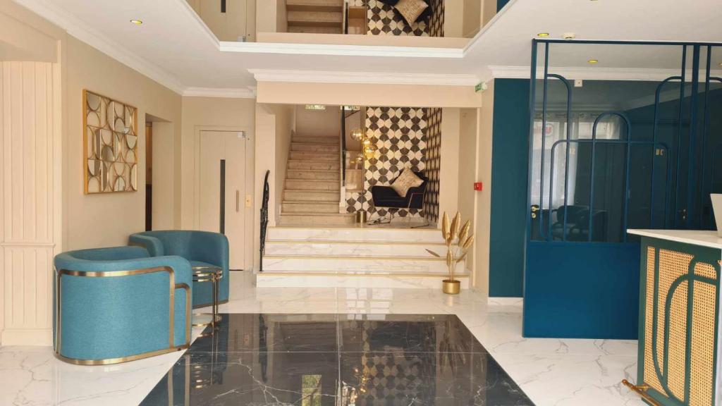 普罗旺斯艾克斯快帆酒店的大堂设有蓝色的门和楼梯