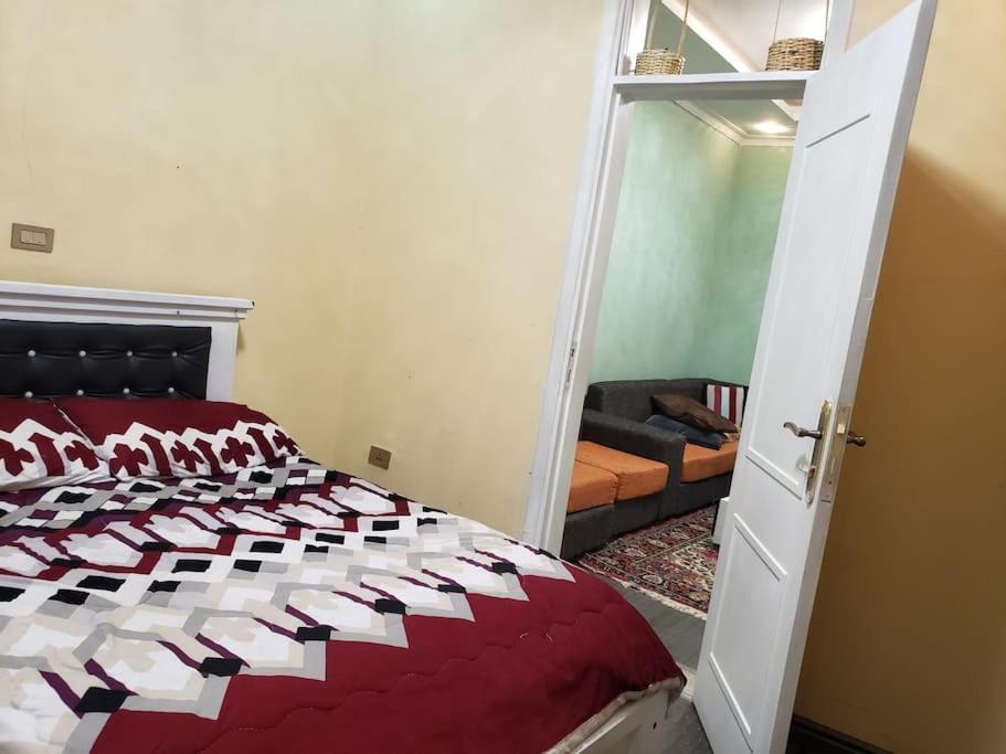 亚的斯亚贝巴Guest House at the center of Addis Ababa.的一间带红色和白色床的卧室和一间客厅