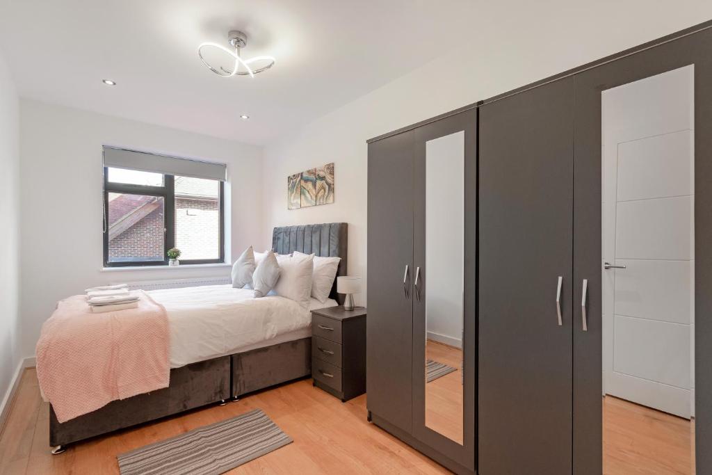 寇斯顿Modern Comfort Two Bedrooms Flat, Coulsdon CR5的一间卧室设有一张大床和一个窗户。