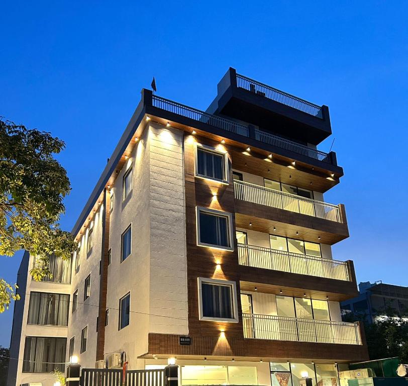 大诺伊达Raksha Suites & Banquet Greater Noida的建筑的一侧有灯
