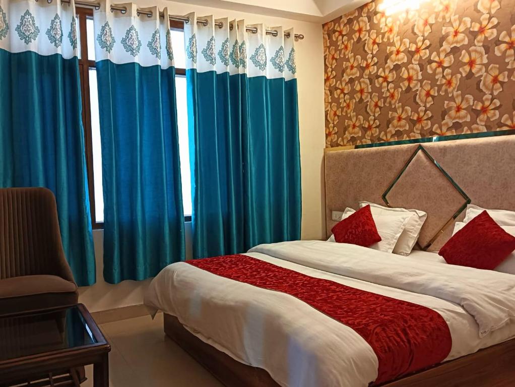 西姆拉The Aston Hills - Majestic Mountain View的一间卧室配有一张带蓝色窗帘的大床