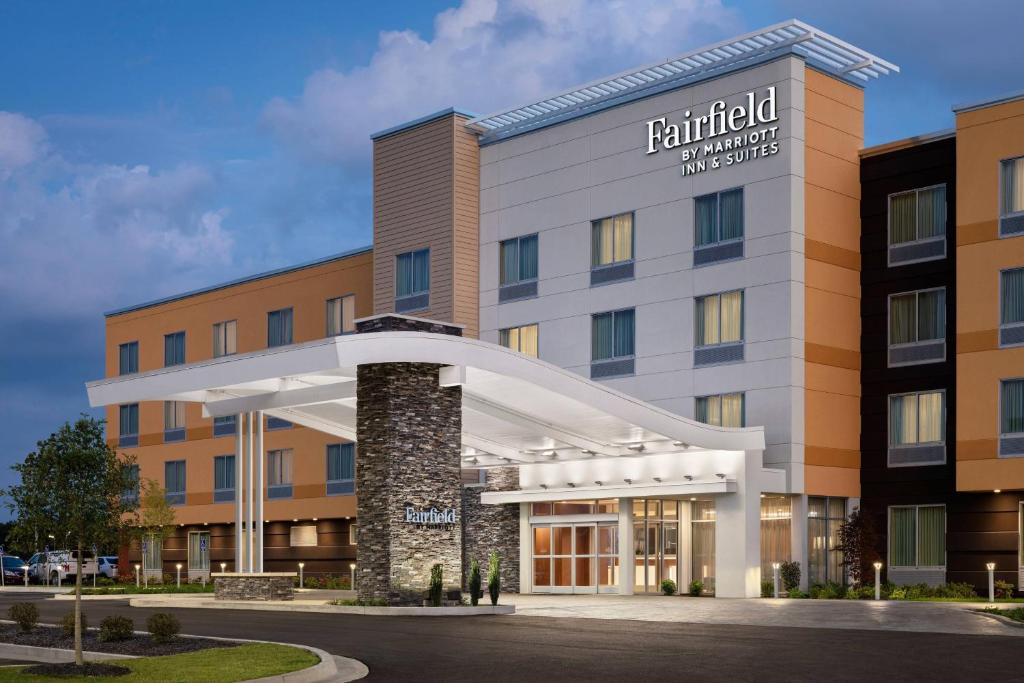 莱思罗普Fairfield by Marriott Inn & Suites Stockton Lathrop的酒店前方的 ⁇ 染