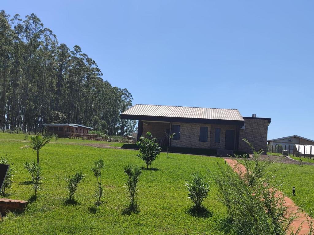 HohenauModernes Ferienhaus in Paraguay, Hohenau mit Reitanlage und Beachvolleyball的绿色田野中间的房子