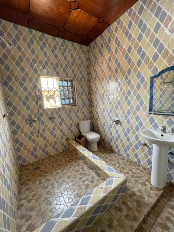 库马西Shirley’s Corner的一间带卫生间和水槽的浴室