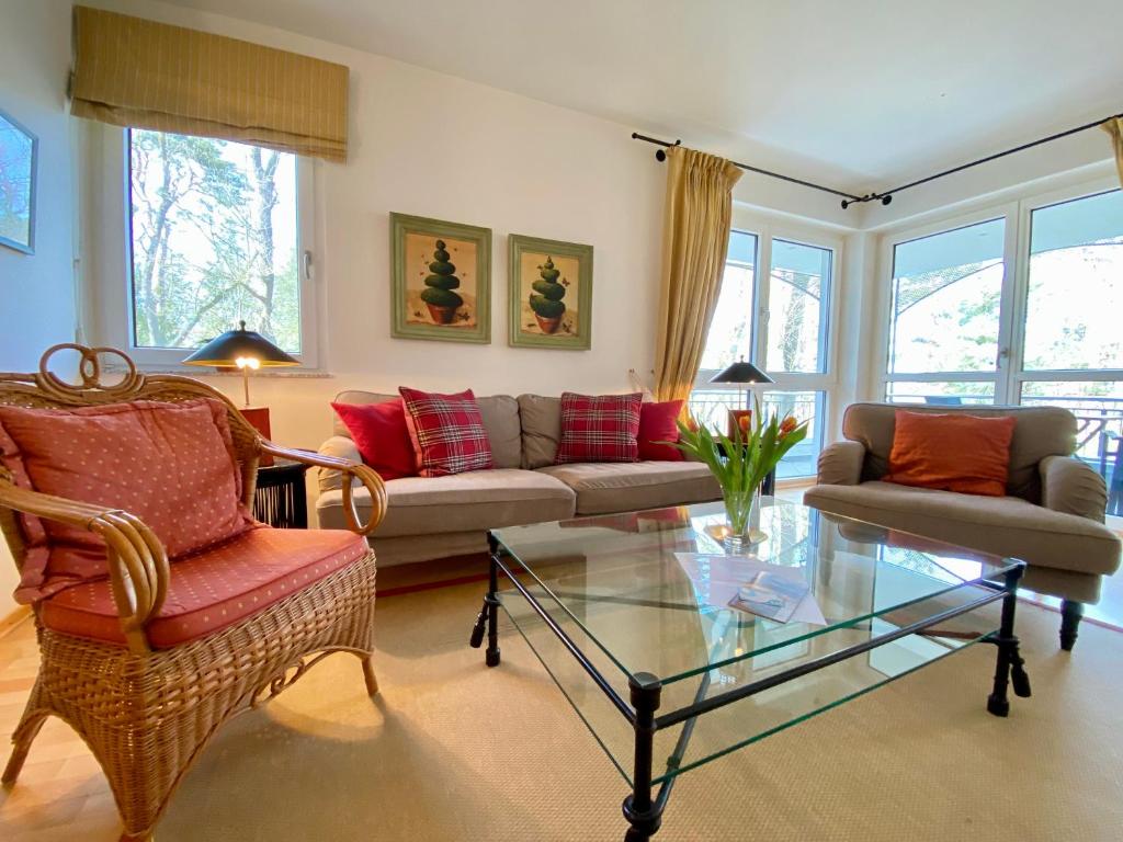 黑灵斯多夫Villa Seepark - Ferienwohnung 5的带沙发和玻璃桌的客厅
