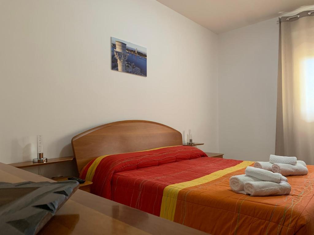布林迪西A casa di Zia Ale的一间卧室配有带毛巾的床
