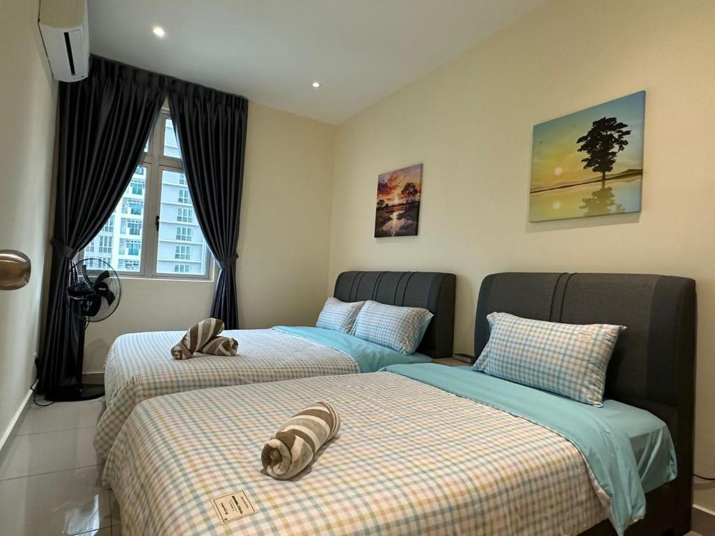 Kampong Kuala MasaiMeridin Bayvue 3 Bedroom的卧室内两张并排的床