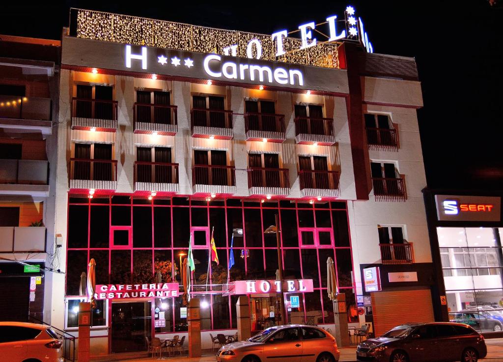 瓜迪克斯马里卡门酒店的一座建筑物,上面有夜间标志