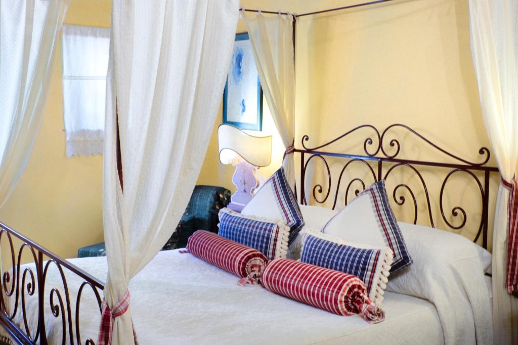 科尔托纳洛坎达莫利诺酒店的一间卧室配有一张带两个枕头的床