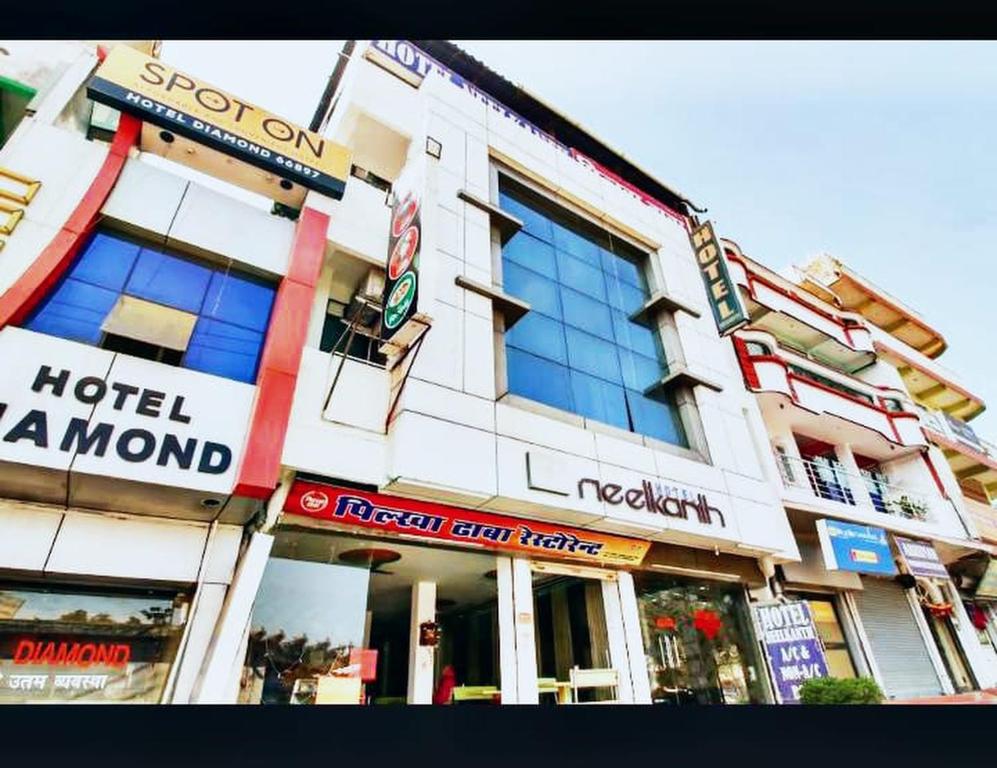 博帕尔Hotel Neelkanth , Bhopal的建筑的侧面有很多标志