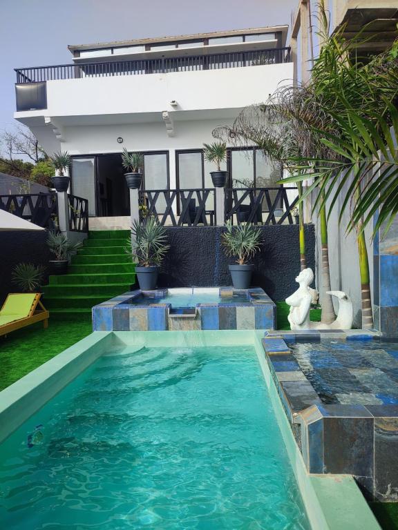 PoponguineLa residence latinaya的房屋前的游泳池
