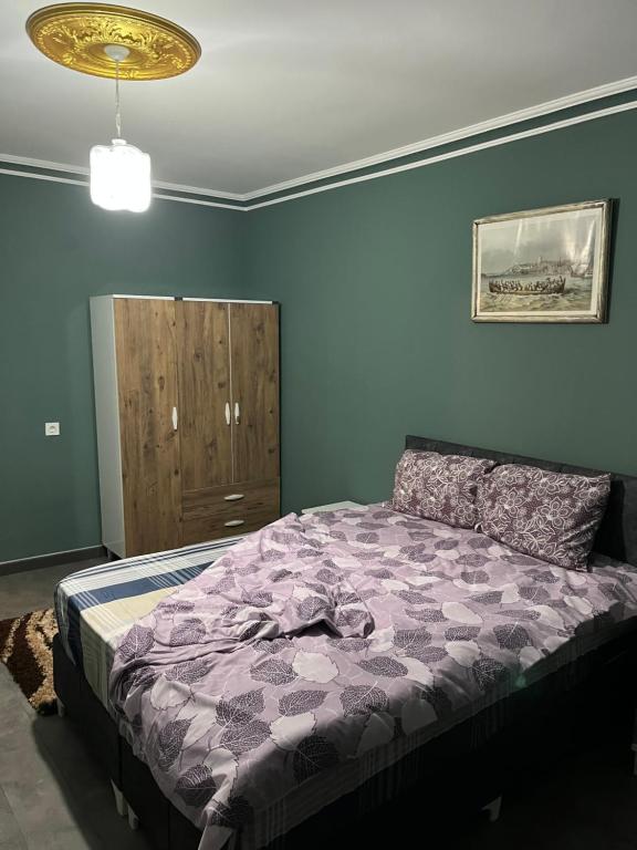 贝莱克FERIENWOHNUNG-HOLIDAY APARTMENT-KVARTIRA internet free的一间卧室配有一张床和一个木制橱柜