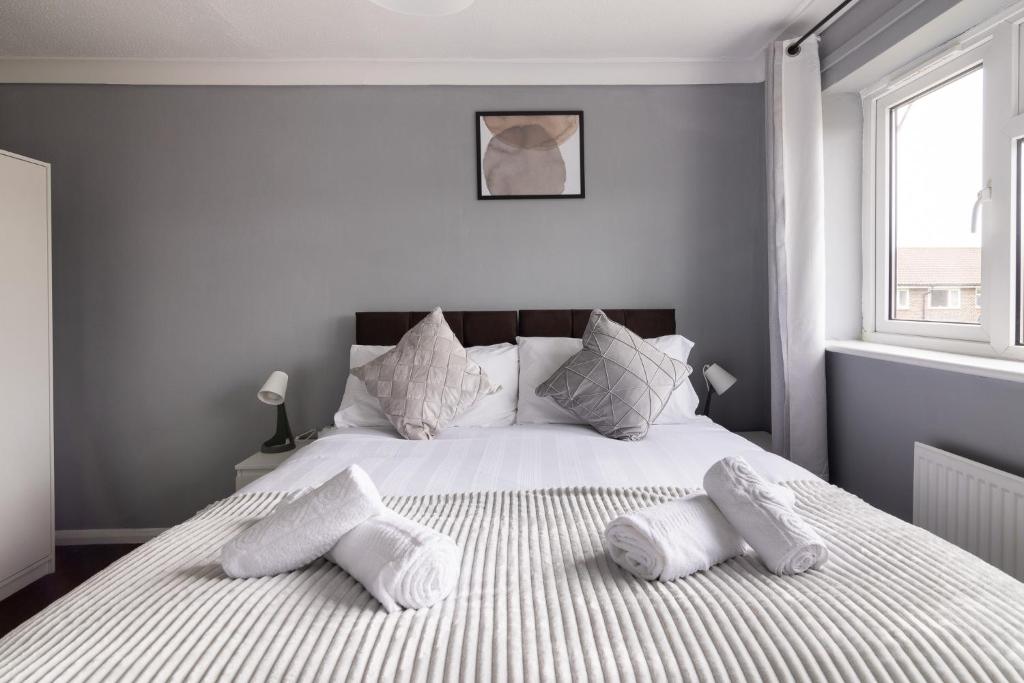 克劳利The Kilnwood House的一间卧室配有带白色枕头的床