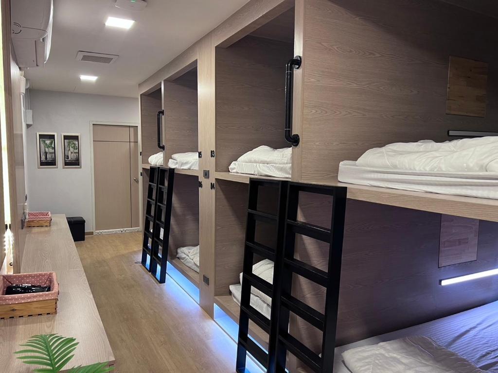 曼谷Ratchadadome hostel的一间客房内配有双层床的房间