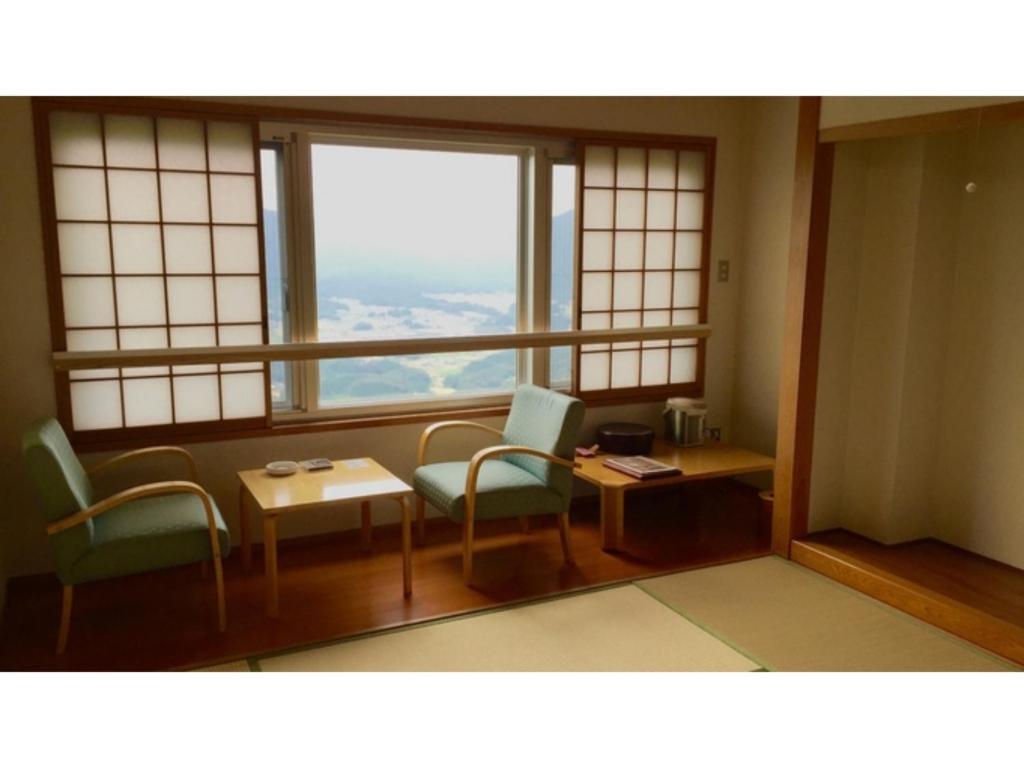 KyōmendaoIkoi no Mura Shimane - Vacation STAY 27386v的配有椅子和桌子的房间以及窗户