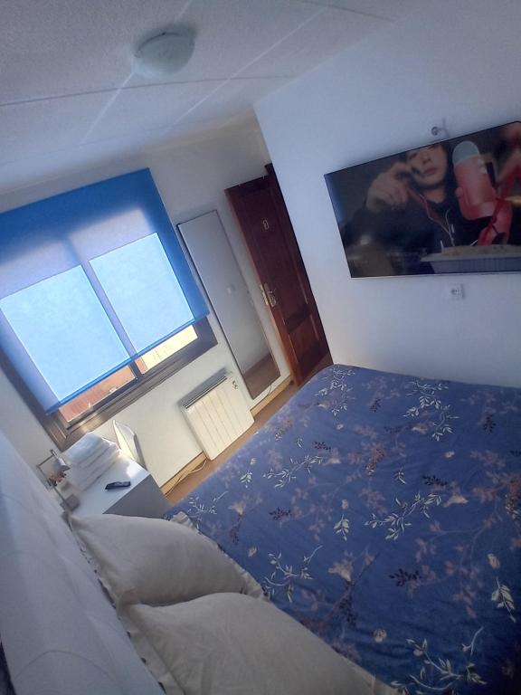 埃普拉特约布里加Apartamento compartido excelente ubicación的一间卧室设有一张床和一个大窗户