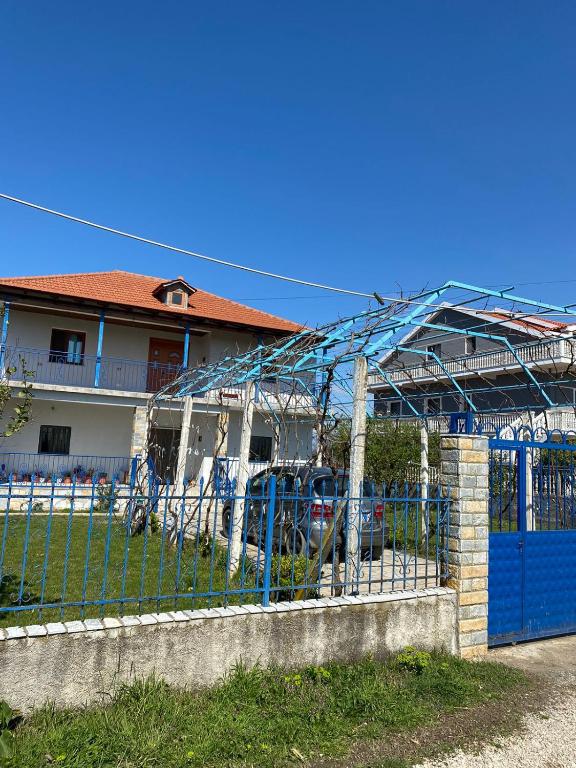 莱什Bert-House close to the sea的房屋前的蓝色围栏