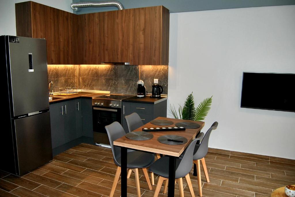 里托楚伦Olympus House的厨房配有桌椅和冰箱。