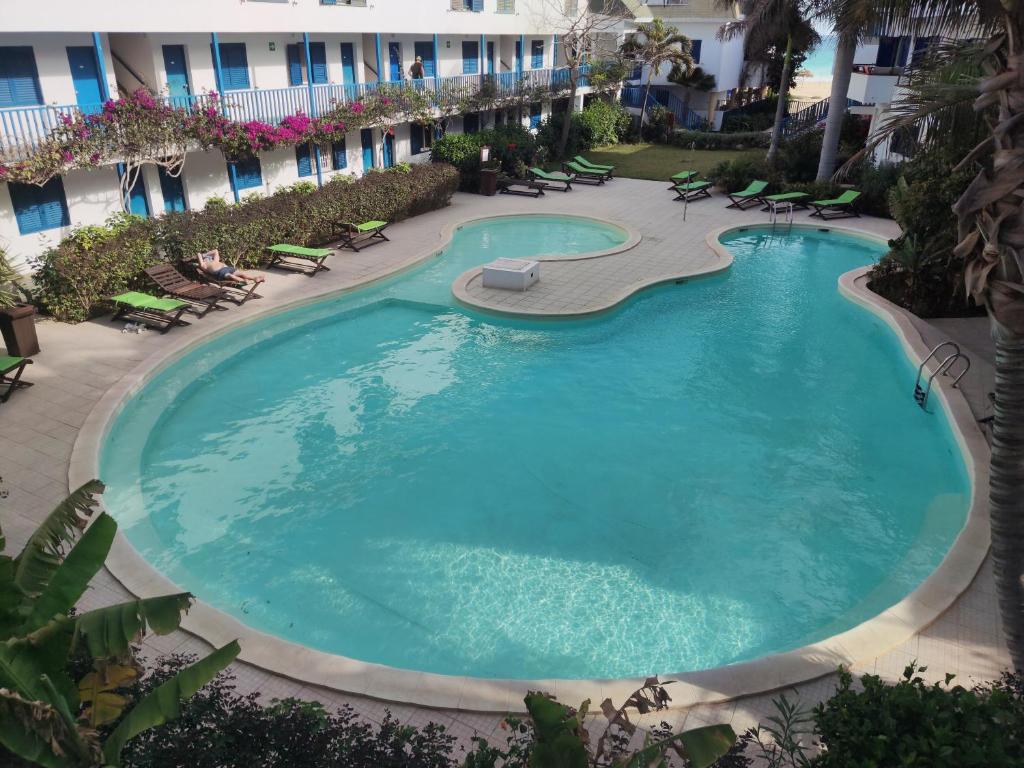 圣玛丽亚Residence Amanda with pool的度假村中心的大型游泳池
