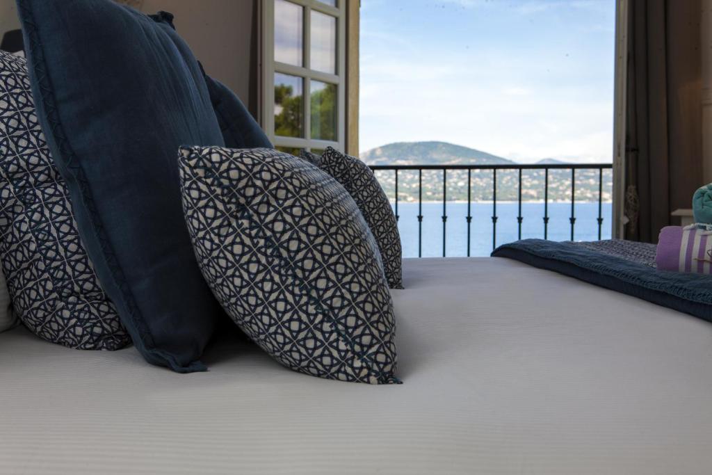 圣特罗佩拉巴斯蒂德安托万酒店的一组枕头位于床上,享有美景。