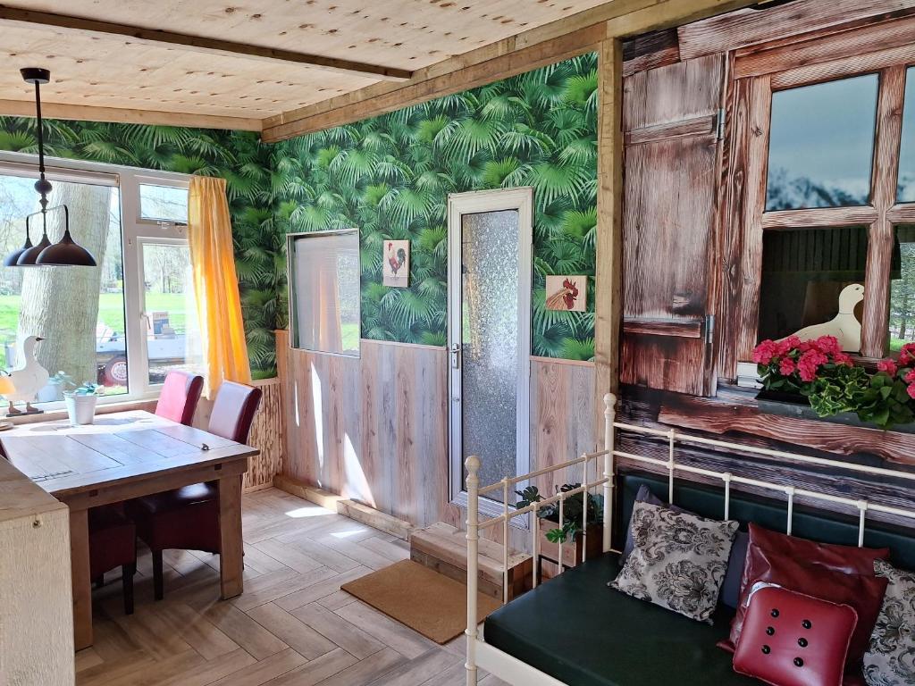 罗斯马伦贝尔克恩黑德公寓的一间设有桌子和绿色墙壁的用餐室